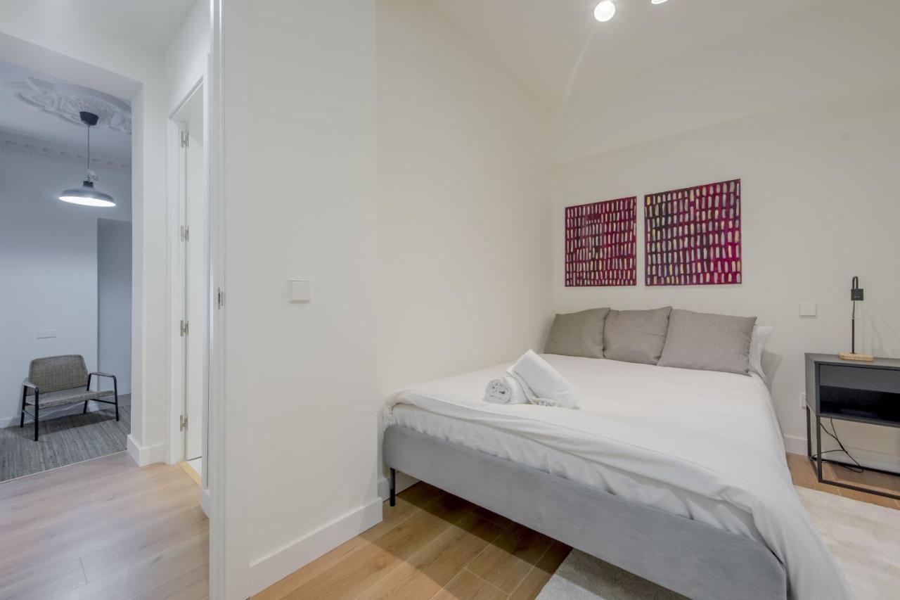 Modern Apt & Cool Interior Design En El Retiro Apartment Madrid Bagian luar foto