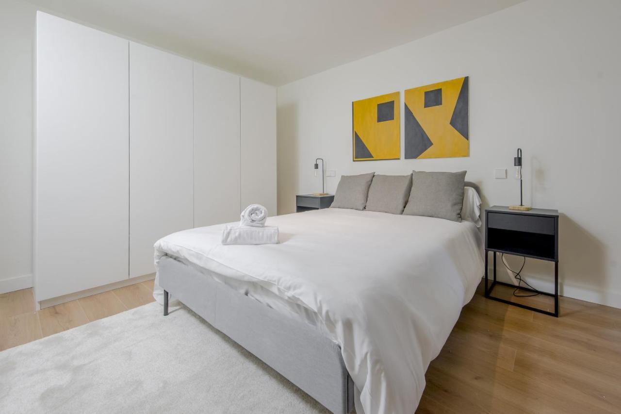 Modern Apt & Cool Interior Design En El Retiro Apartment Madrid Bagian luar foto