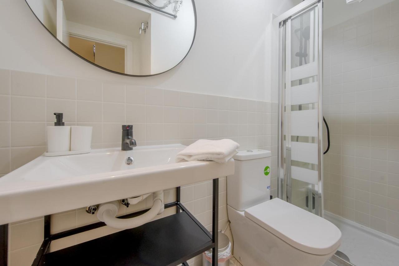 Modern Apt & Cool Interior Design En El Retiro Apartment Madrid Bagian luar foto