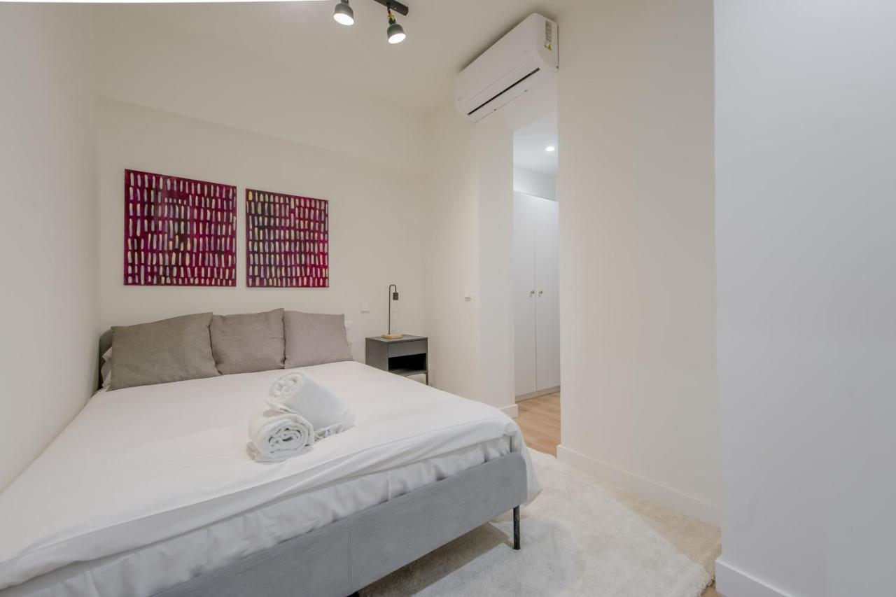 Modern Apt & Cool Interior Design En El Retiro Apartment Madrid Bagian luar foto